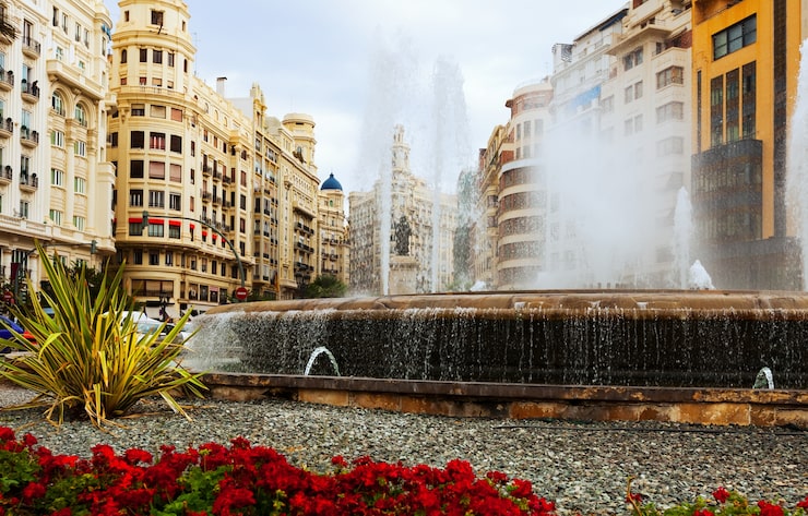 Foto gratuito fuente en la placa del ajuntament en valencia