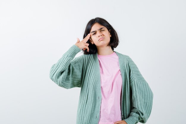 Photo Gratis gadis muda ekspresif berpose di studio