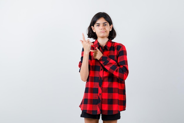 Photo Gratis gadis muda ekspresif berpose di studio