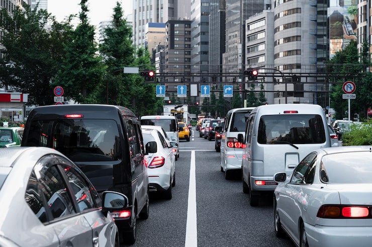 Foto gratuito gente conduciendo autos en la calle de la ciudad.