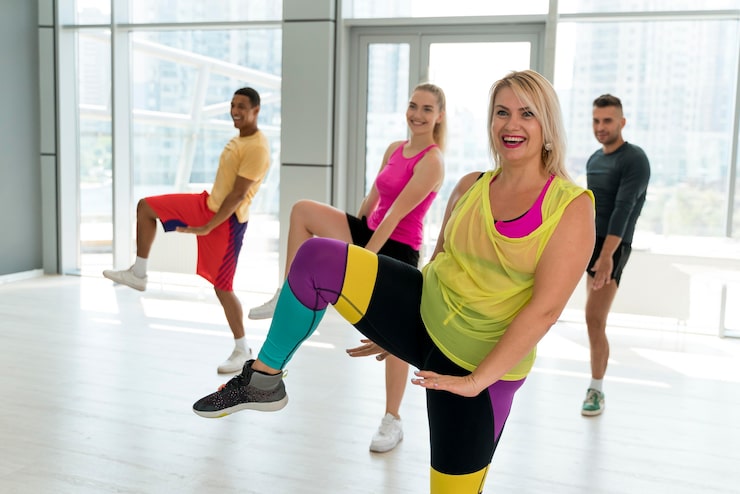 Foto gratuito gente divirtiéndose en clase de zumba.