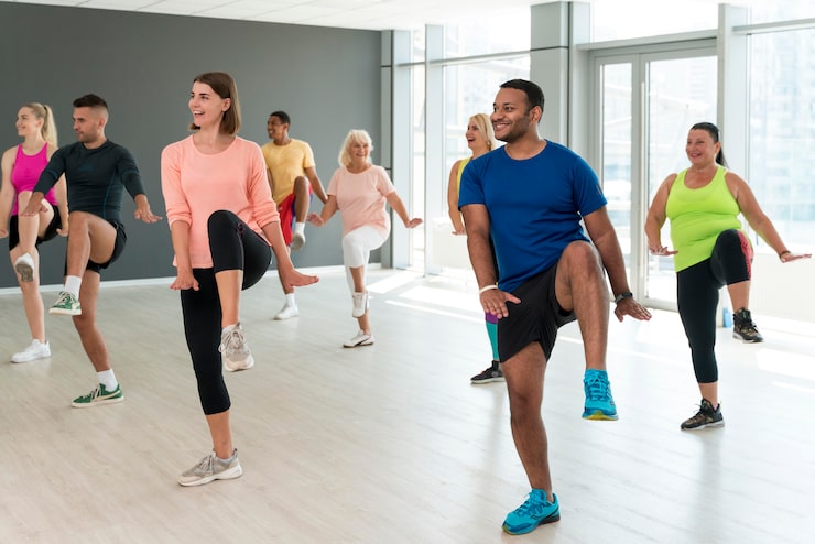 Foto gratuito gente divirtiéndose en clase de zumba.