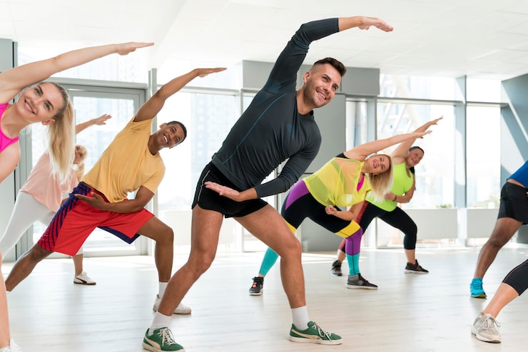 Foto gratuito gente divirtiéndose en clase de zumba.