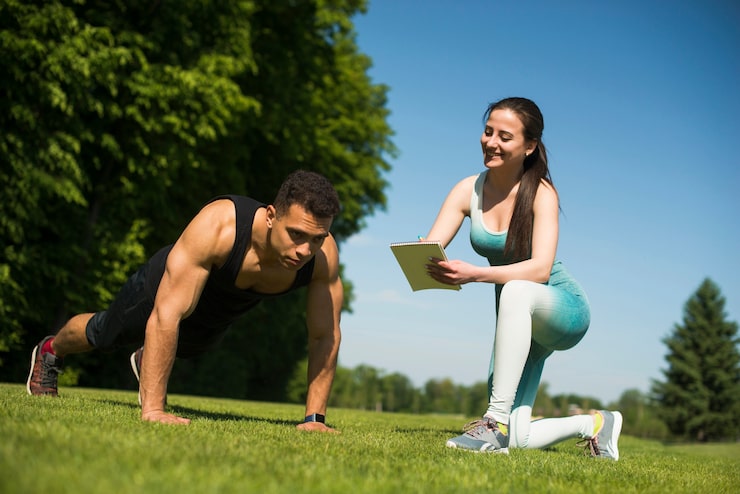 Foto gratuito gente joven practicando deporte al aire libre
