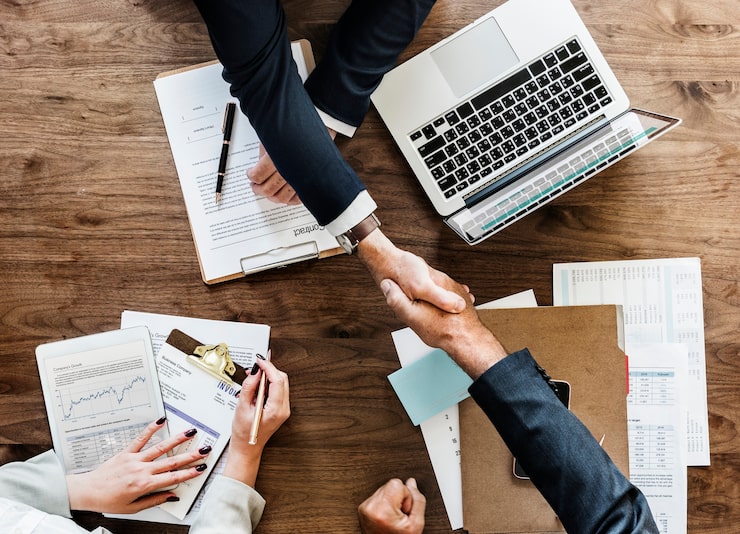 Foto gratuito gente de negocios dándose la mano juntos