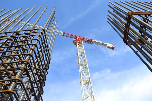 Foto gratuito grua entre dos edificios en construcción
