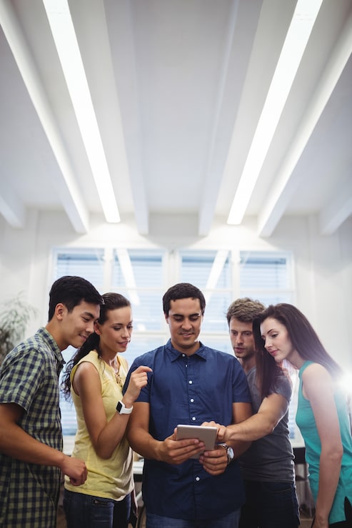 Foto gratuito grupo de ejecutivos de negocios que discuten sobre la tableta digital