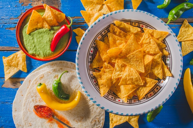 Photo Gratis guacamole, nacho, dan tortilla meksiko