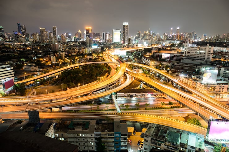 Foto gratuito hermosa ciudad con luces cerca de su carretera más transitada en la noche.