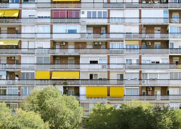 Foto gratuito hermosa foto simétrica de un largo edificio de apartamentos