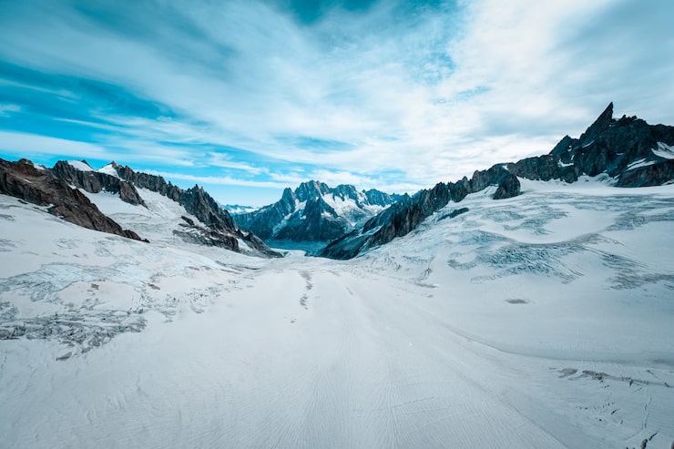 Foto gratuito hermosas tomas de los glaciares de ruth cubiertos de nieve bajo un cielo azul con nubes blancas