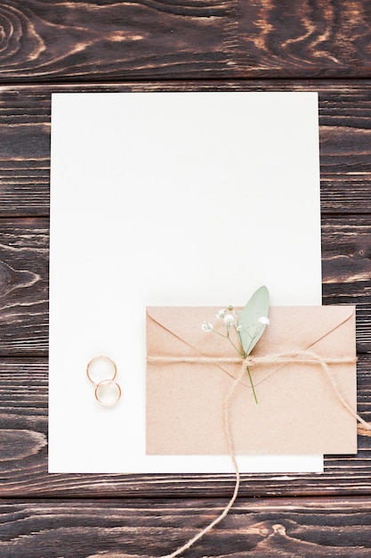 Foto gratuito hoja de papel en blanco con regalo