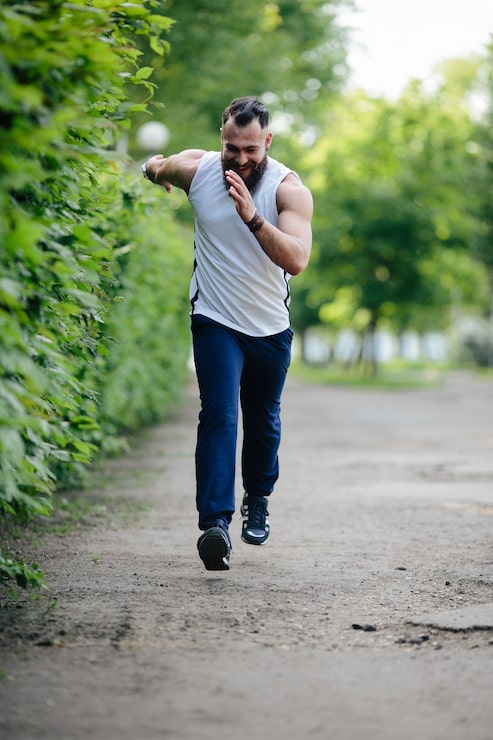 Foto gratuito hombre activo entrenando para la maratón