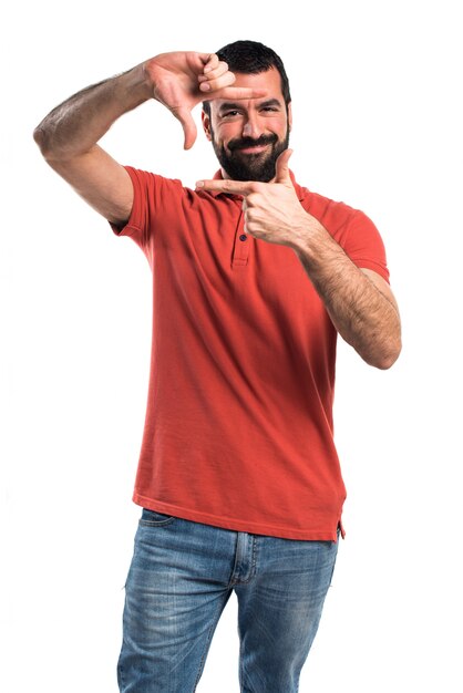 Foto gratuito hombre guapo enfocando con sus dedos
