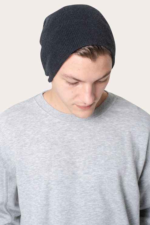 Foto gratuito hombre guapo con gorro negro y suéter gris sesión de estudio de ropa de invierno