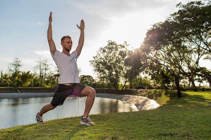 Foto gratuito hombre haciendo calentamiento en el parque.