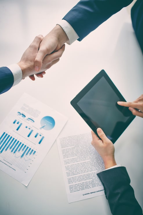 Foto gratuito hombre de negocios dándose la mano con el cliente