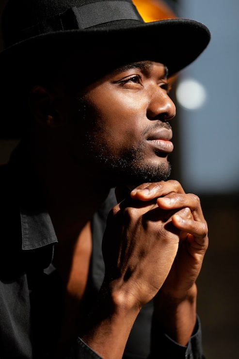 Foto gratuito hombre de pensamiento de primer plano con sombrero