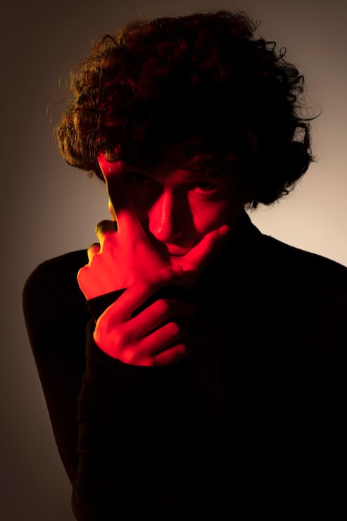 Foto gratuito hombre, posar, en, estudio, alto, ángulo