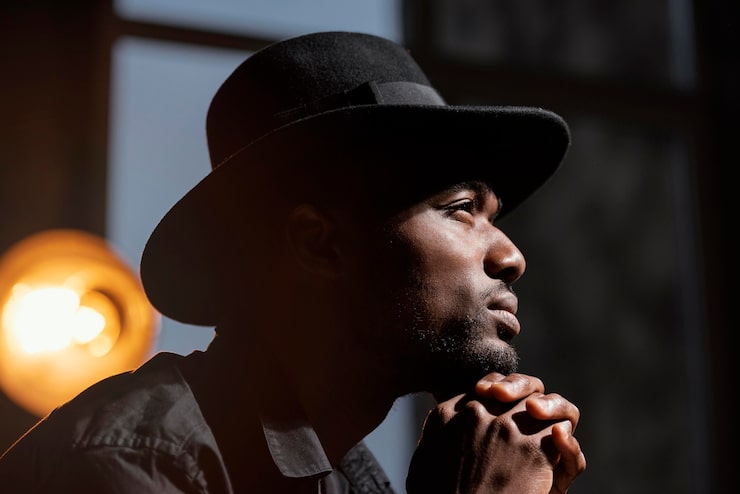 Foto gratuito hombre de primer plano con sombrero posando