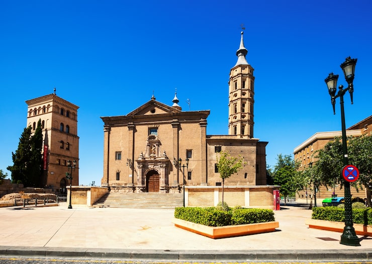 Foto gratuito iglesia de san juan de los panetes y torre zuda