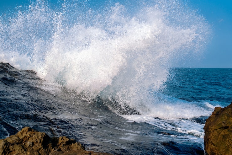 Foto gratuito impresionante toma de las locas y poderosas olas del mar chocando contra las formaciones rocosas