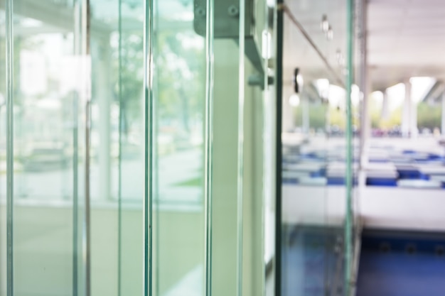 Foto gratuito interior del edificio de cristal con el fondo borroso