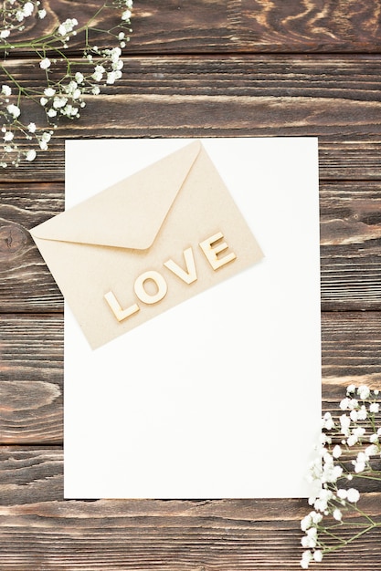 Foto gratuito invitación de boda en la mesa
