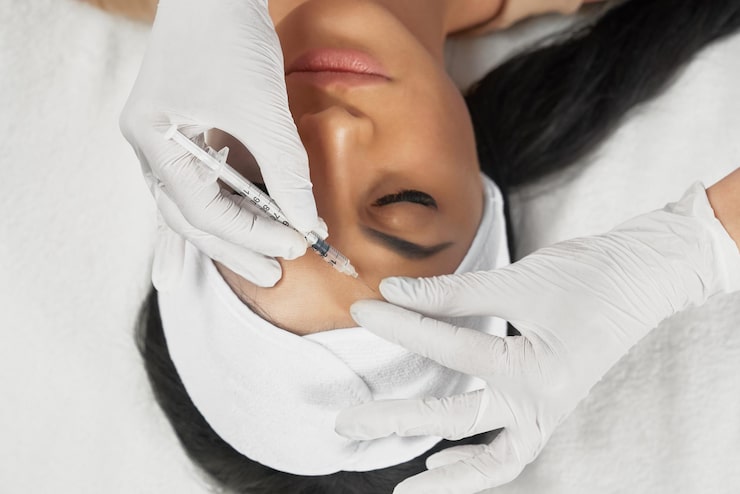 Foto gratuito inyección cosmética de botox en la frente de la mujer