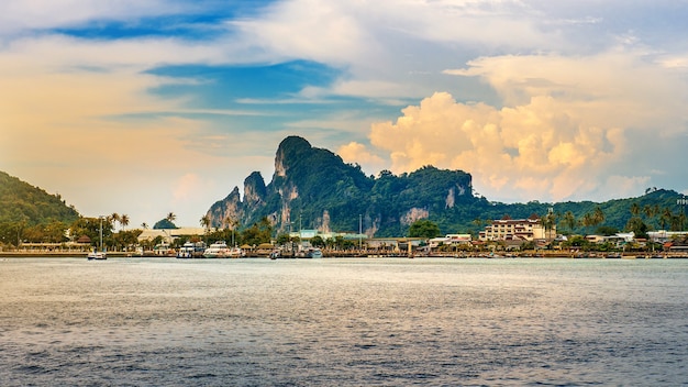 Foto gratuito isla y océano de phi phi en tailandia.