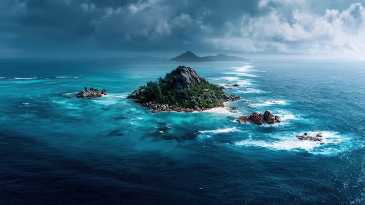 Foto gratuito isla tropical en océano turquesa con cielo nublado dramático