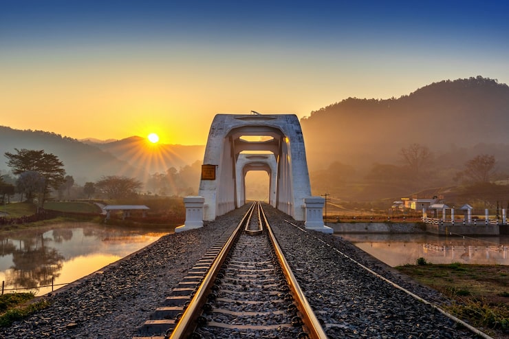 Photo Gratis jembatan kereta api thachomphu atau jembatan putih saat matahari terbit di lamphun, thailand.
