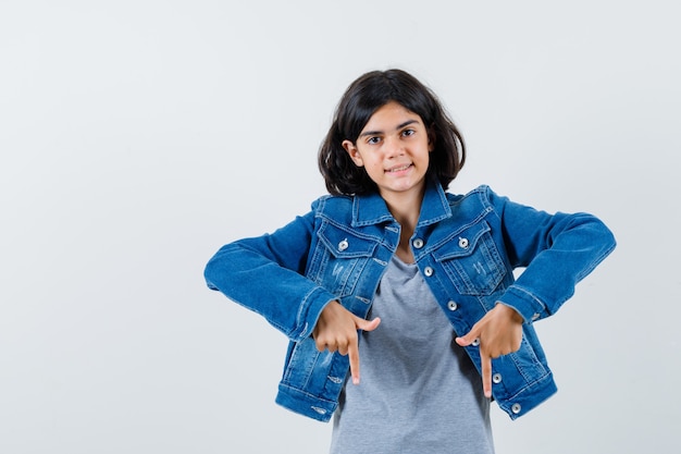 Foto gratuito una joven expresiva posando