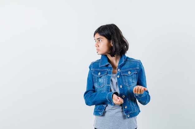 Foto gratuito una joven expresiva posando