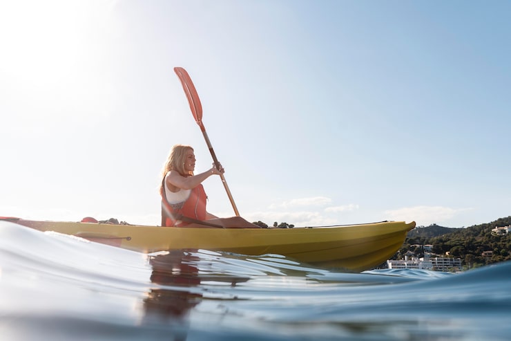Foto gratuito joven y hermosa mujer viajando en canoa.