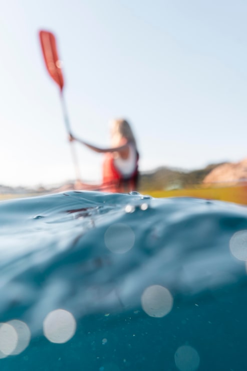 Foto gratuito joven y hermosa mujer viajando en canoa.