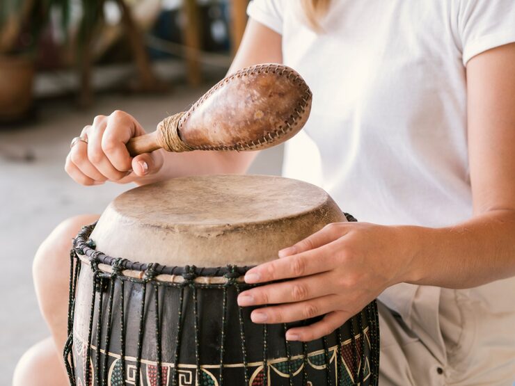 Foto gratuito joven tocando instrumentos de percusión africana