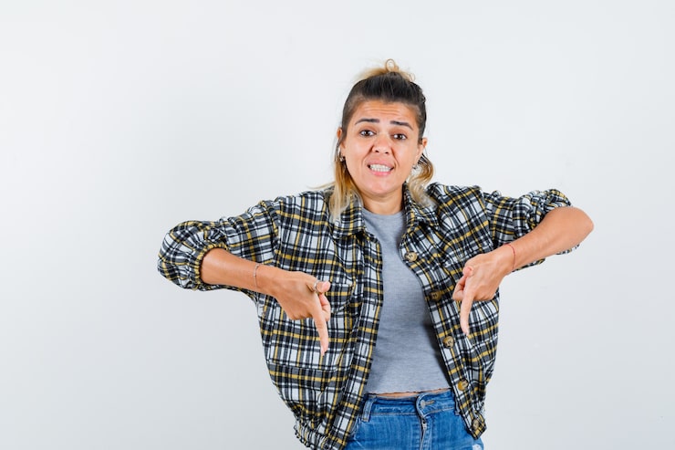 Foto gratuito una jovencita expresiva posando