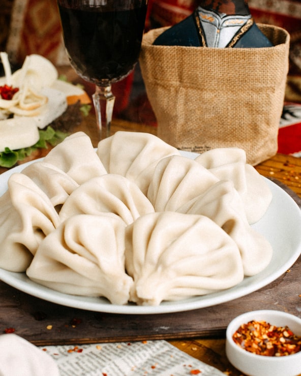 Photo Gratis khinkali georgia di atas meja