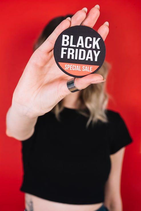 Foto gratuito mano de mujer de primer plano con signo de viernes negro