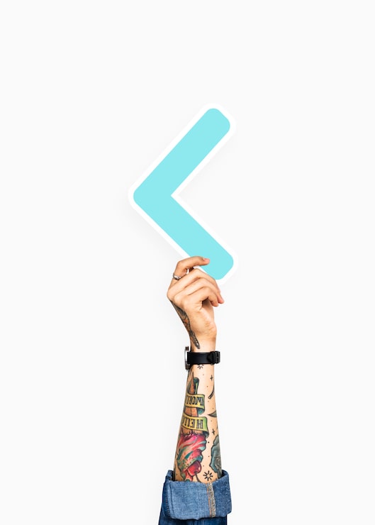 Foto gratuito mano sosteniendo un signo menor que