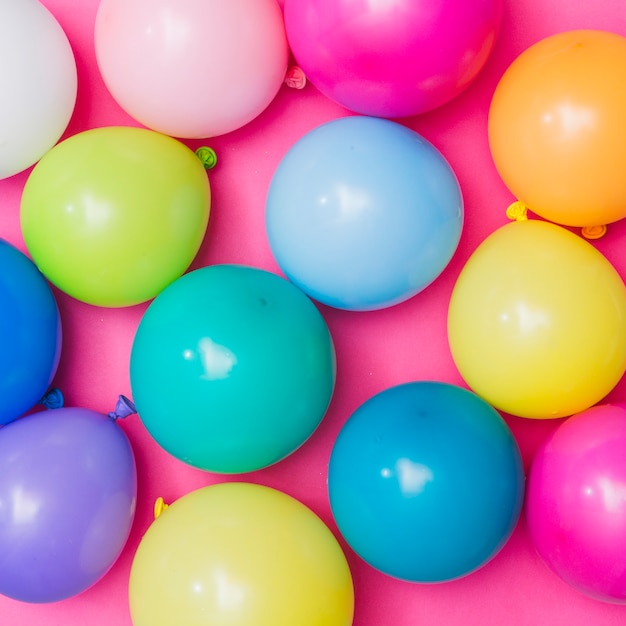 Foto gratuito manojo de globos de colores