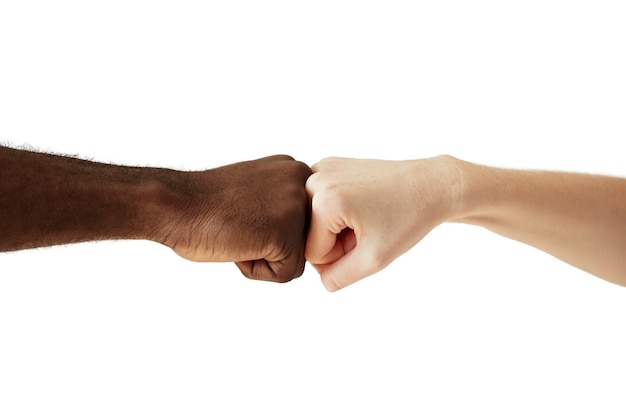 Foto gratuito manos humanas interraciales aisladas