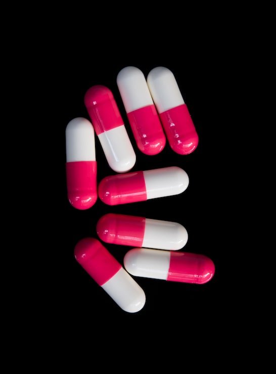 Foto gratuito medicamentos en negro