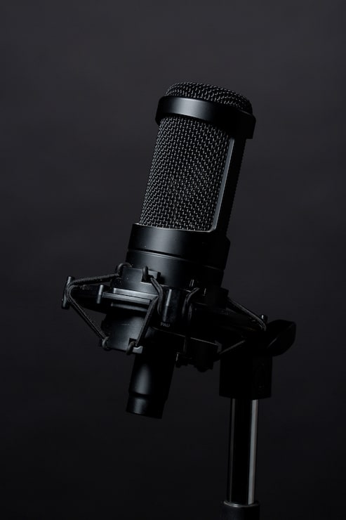 Foto gratuito micrófono de pie negro en el estudio