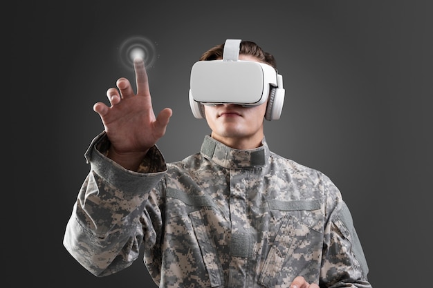 Photo Gratis militer dalam headset vr menyentuh layar virtual