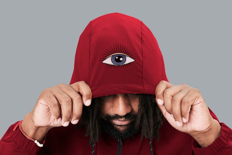 Foto gratuito moda de sudadera con capucha roja para hombre