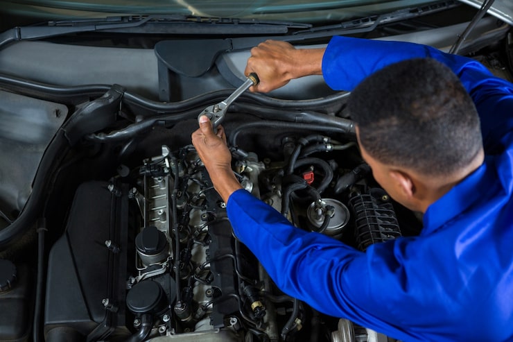 Photo Gratis montir memperbaiki mobil