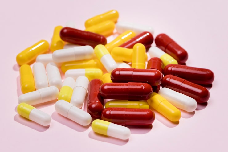 Foto gratuito montón de pastillas en la mesa