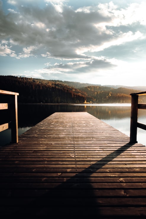 Foto gratuito muelle de madera marrón en el lago durante el día